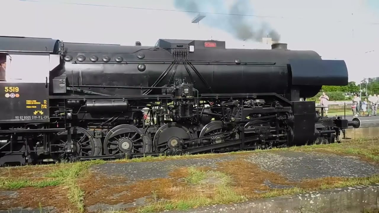 Lok 5519 fährt mit dem Rhein-Main-Express vom Wiesbadener Hauptbahnhof ab