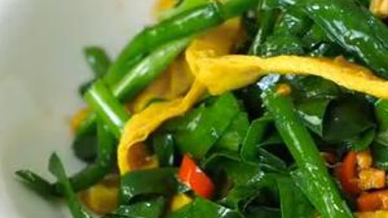 下饭菜“蒜苗回锅肉”照着做，比外面买的更好吃，肉香不腻真解馋