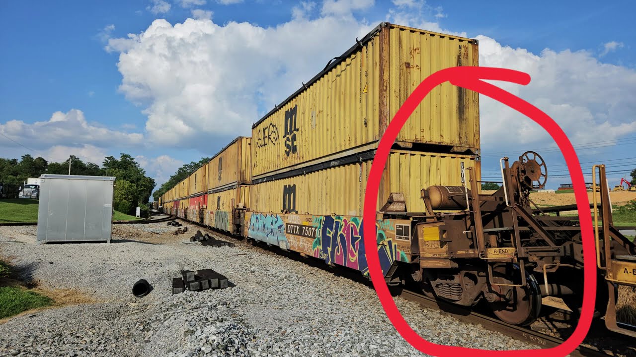 WB Train 15T with a well car that later broke apart and caused a derailment, 8/9/2025.