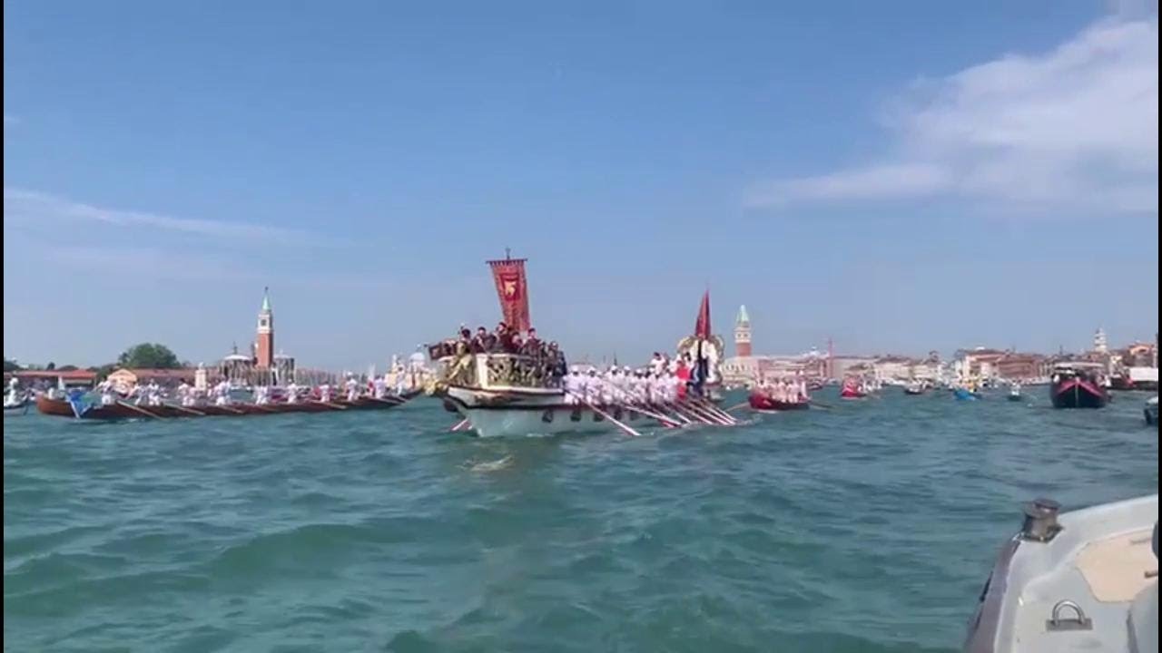 Ecco la regata storica della Sensa: il corteo di barche e lo sposalizio del mare