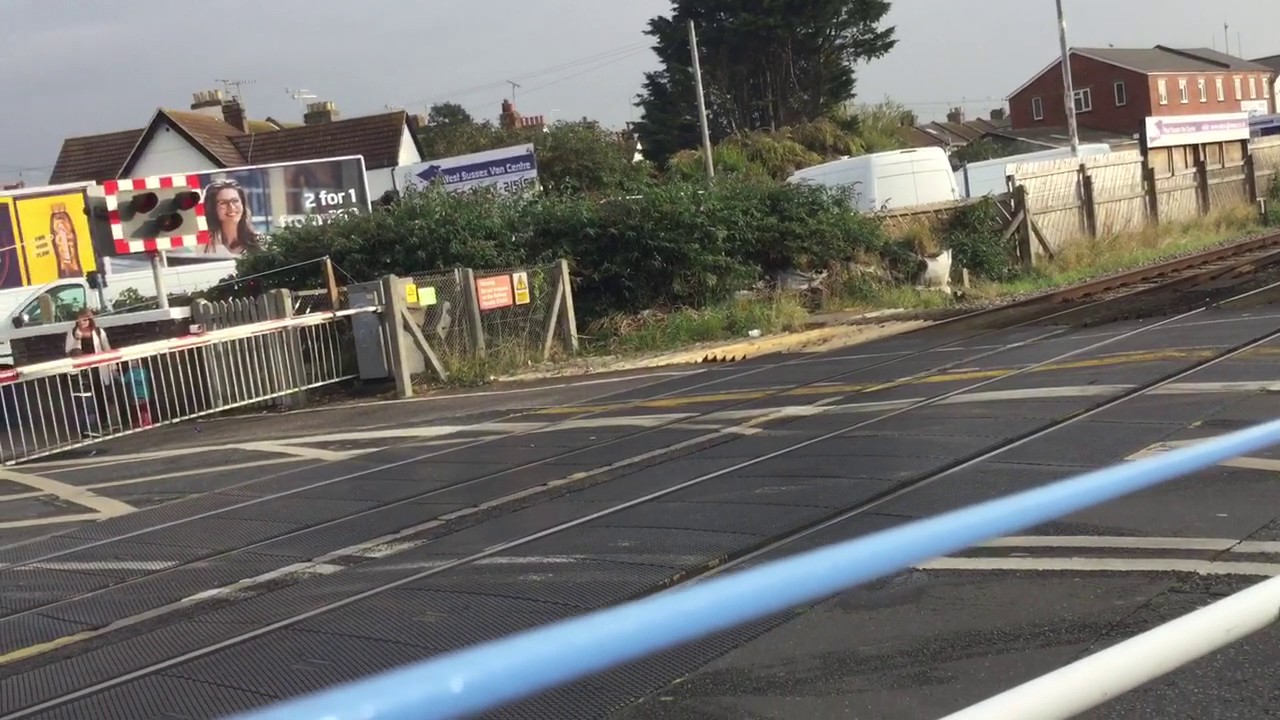 Worthing Station Level Crossing (W.Sussex) Tuesday 25.10.2016
