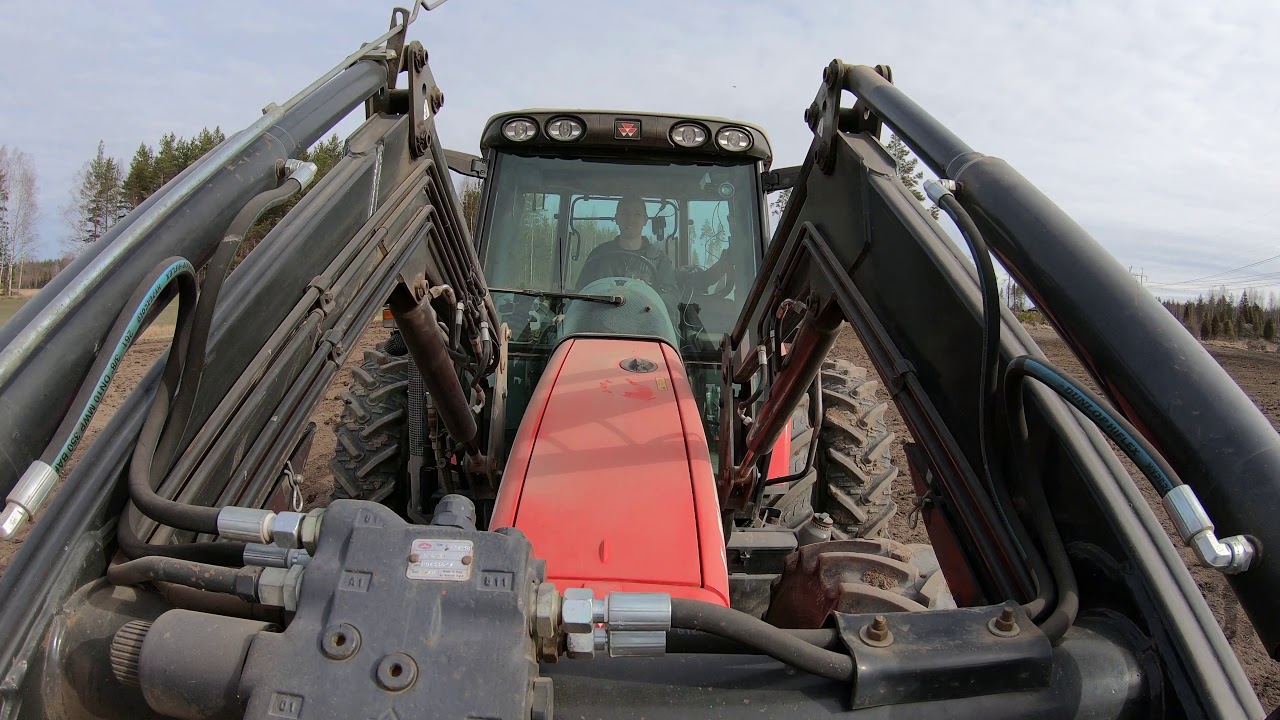 Harrowing and seeding with Massey Ferguson 6455 and 399 in the spring of 2020.