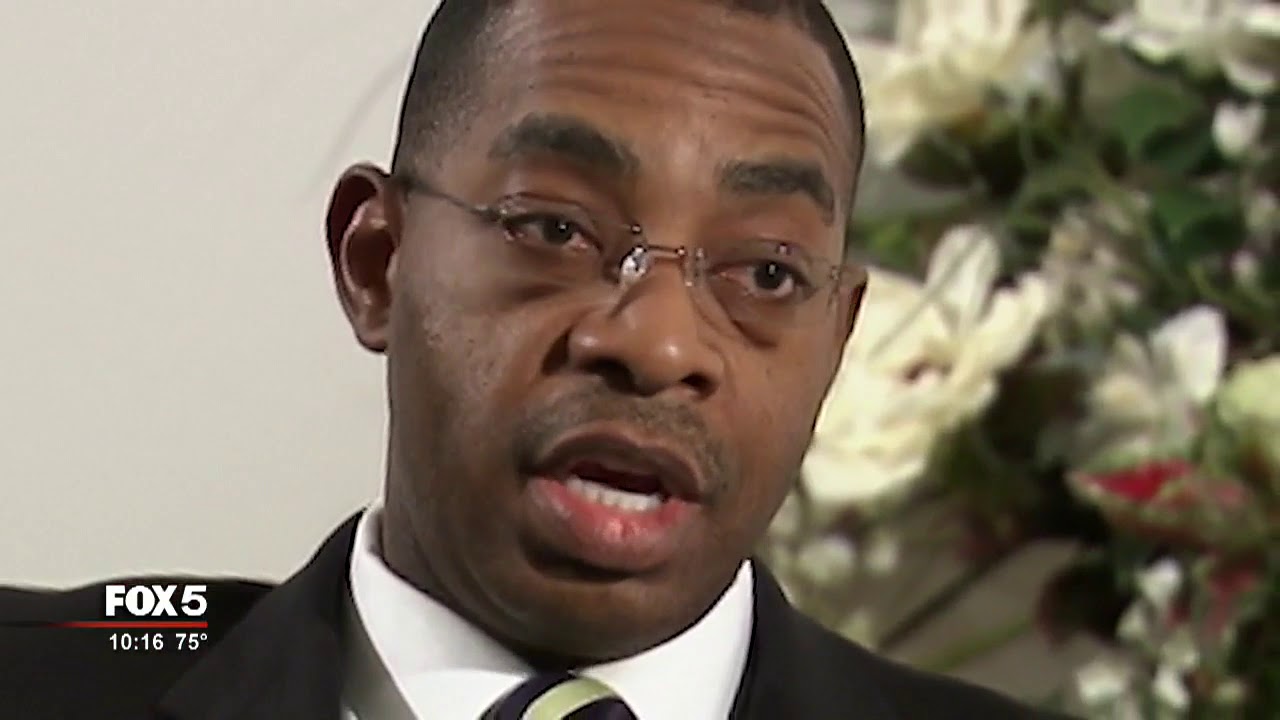 Former high-ranking Atlanta city official pleads guilty to taking bribes