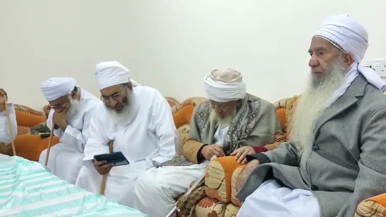 جانب من زيارة الشيخ المربي حمود بن حميد الصوافي للشيخ القاضي حمود بن عبدالله الراشدي .