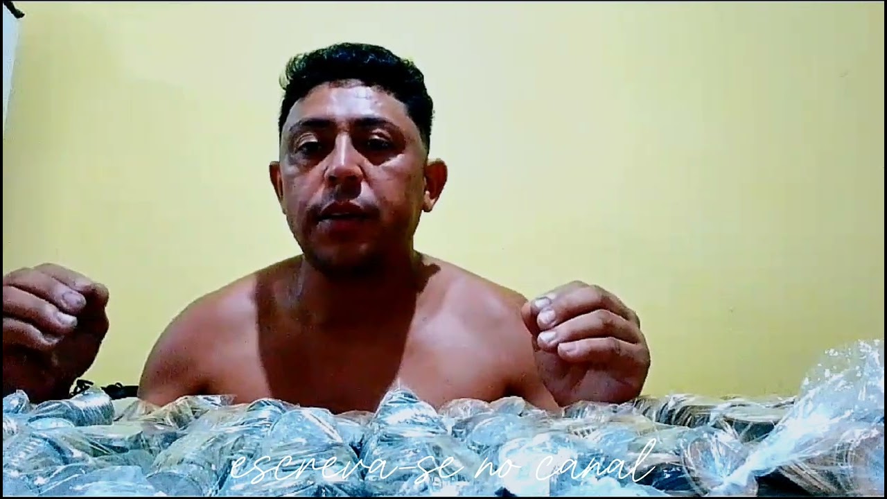 Abrimos a garrafa de moedas de 1 real e de 50 centavos e a garrafa de notas de 2 reais