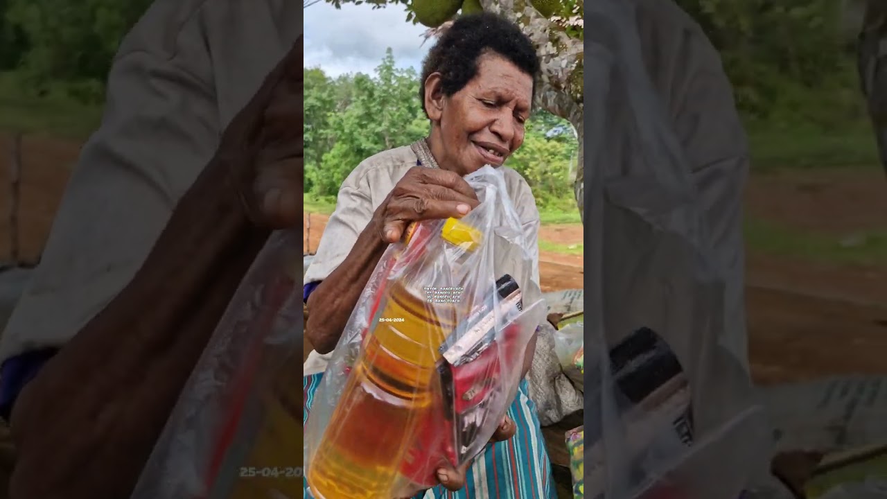 326. mama datang dari desa sebelah mau tukar sayur, sehat sehat ya mama 🤗