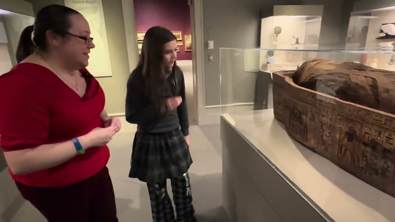 Vivi '32 gets tour of Albany Institute of History and Art's Egypt Exhibit