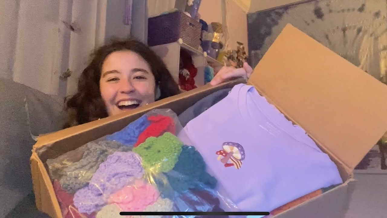 Yarn swap unboxing with Katiebeingcreative🧶
