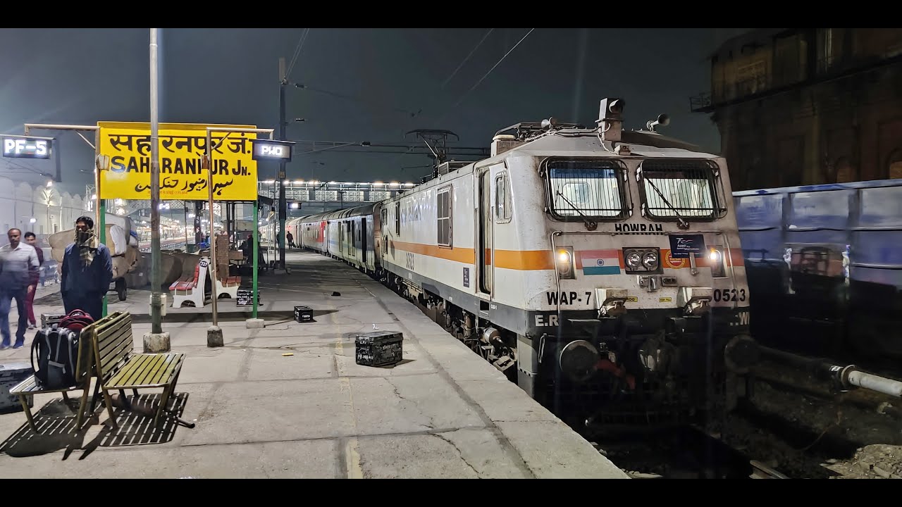 13005 Howrah - Amritsar (Punjab) Mail Arriving at Saharanpur Junction | ft. Hemkunt Express