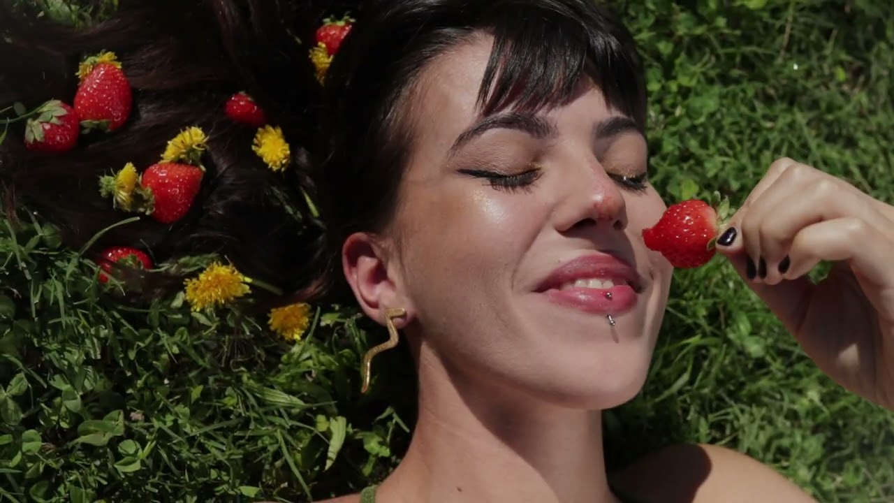 Sandra Iris - Cherry Tune (Lyric Video)