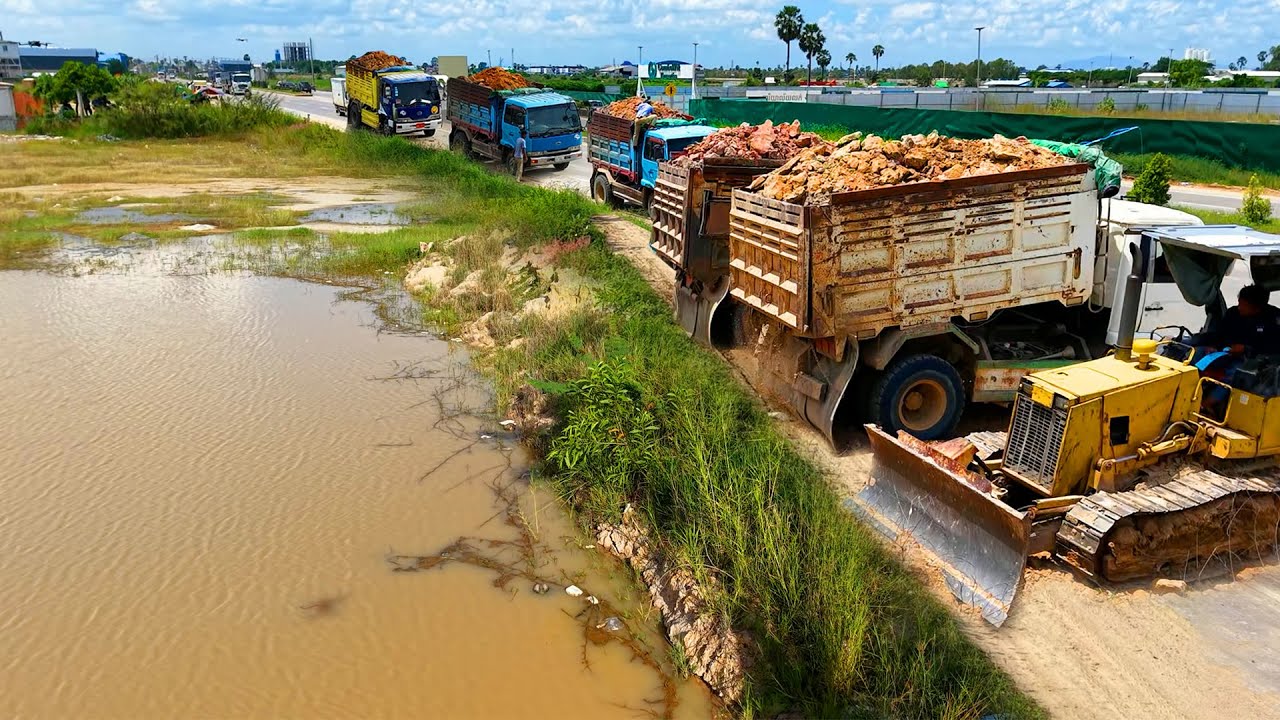 The first Dump Truck, Processing Filling Up The Land, Bulldozer KOMATSU D31P