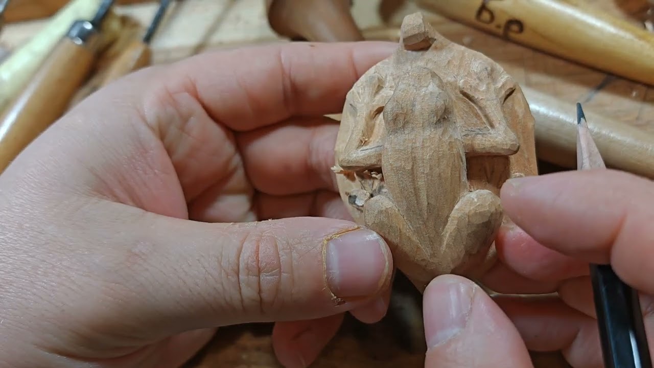 Кулон с лягушкой часть 2. Резьба по дереву. Лугушка. Деревянный кулон.