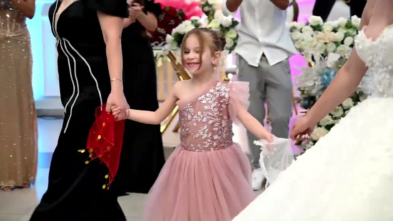 Vallja e krushqve entuziaste sjell alegri ne dasem/Tradita shqiptare/Dasma  shqiptare 2024