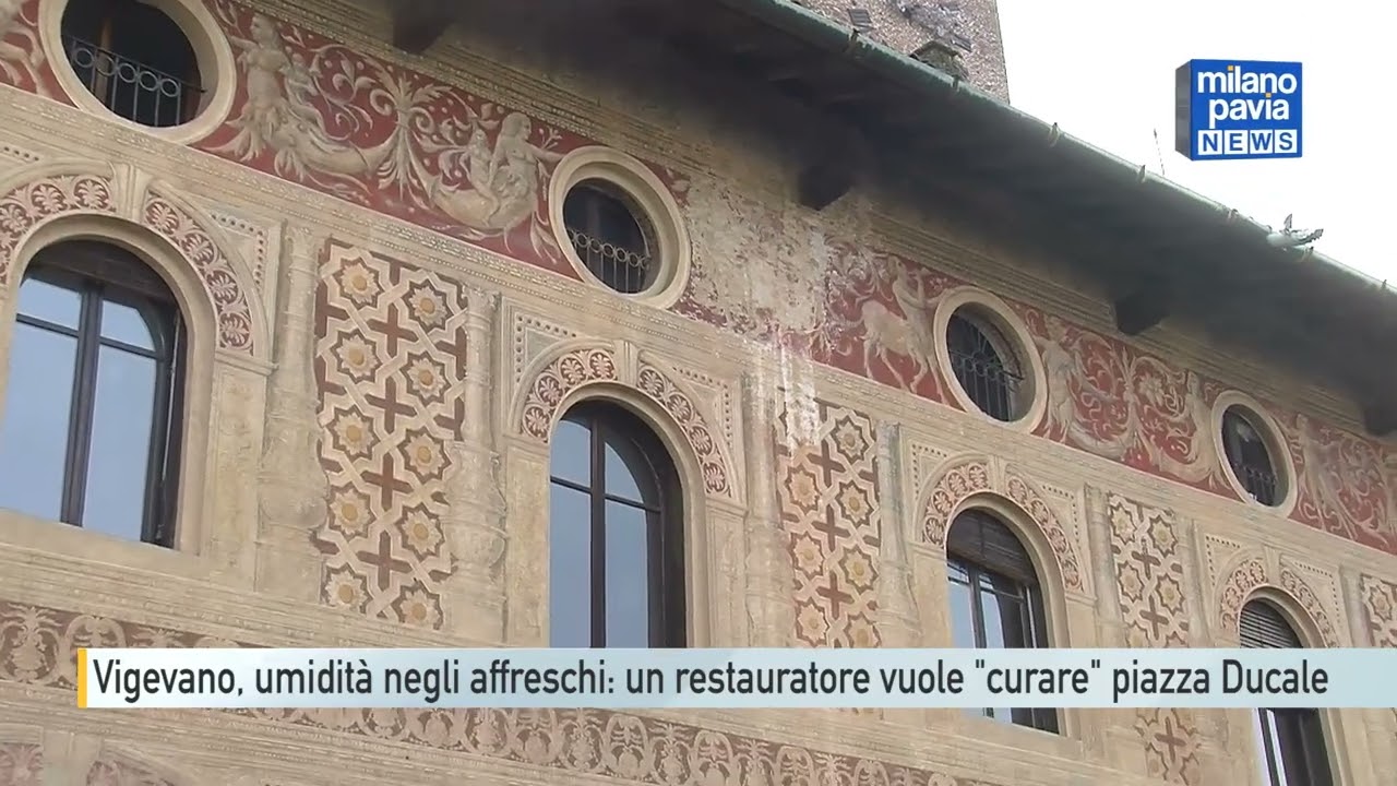 Vigevano,  affreschi danneggiati in piazza Ducale: arriva un restauratore che li vuole ''curare''