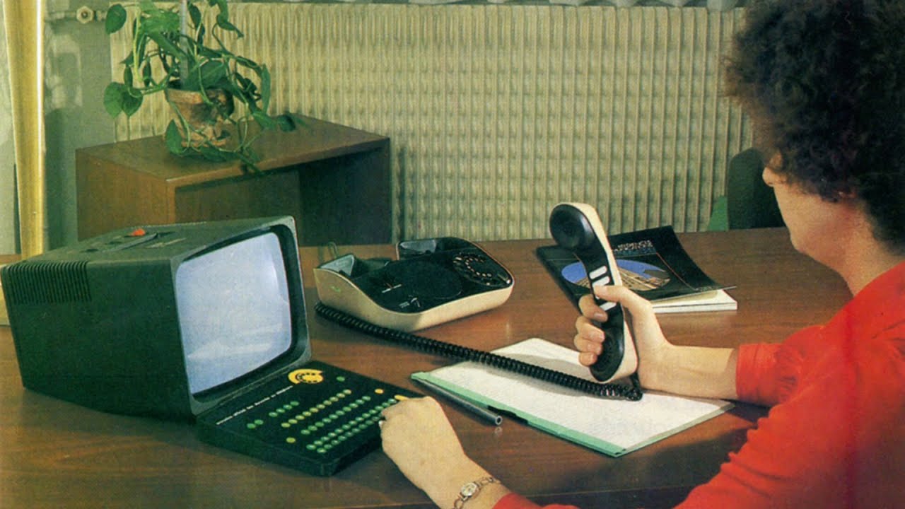 Minitel - в начале 1980-ых во Франции был свой интернет с чатами и интернет банками