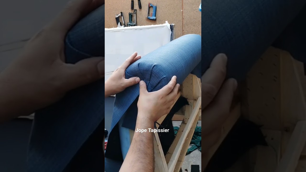 c&oacute;mo hacer pliegues en un apoya brazo de un sof&aacute; 😉 comparte y dale 👍 para m&aacute;s v&iacute;deos #tapiceria