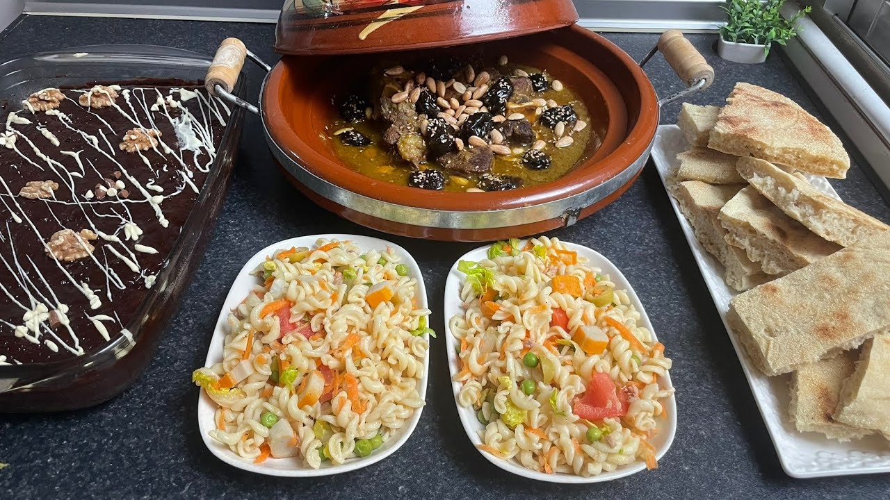 Menú marroquí completo/ tajin de ternera con ciruelas, ensalada, postre.