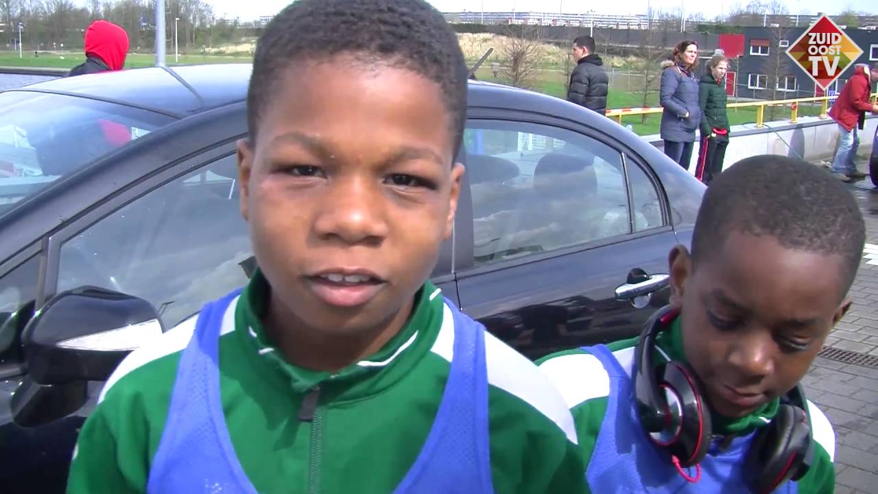 Kinderen Zuidoost  wassen auto's voor toernooi in Belgie
