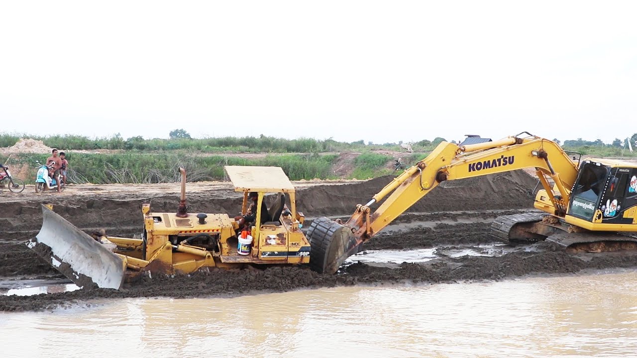 Komatsu Bulldozer heavy Deep Stuck and Recovery by Excavator Komatsu PC210 | Amazing Recovery Dozer