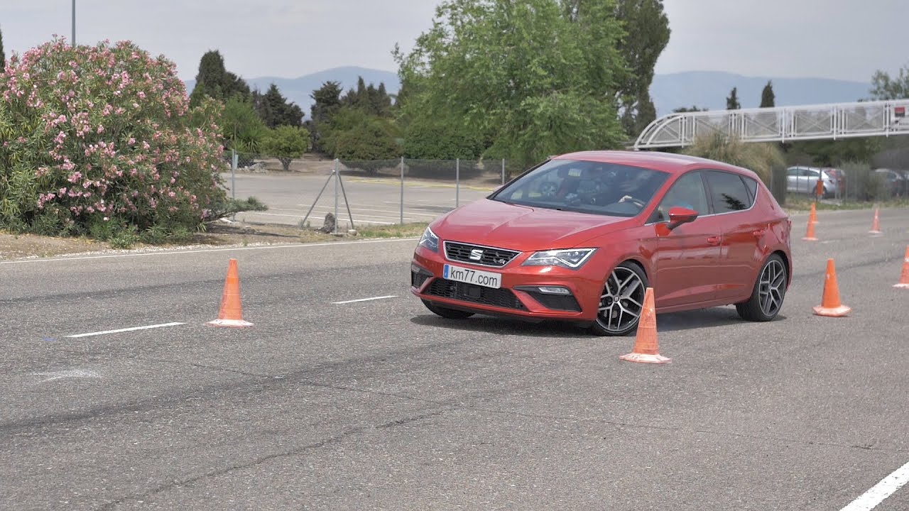 SEAT León 2017 - Maniobra de esquiva (moose test) y eslalon | km77.com