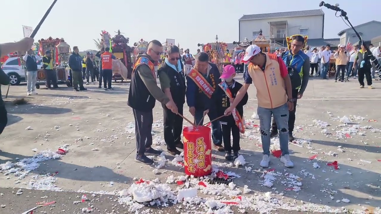 台南仁德龍廣寺五公尊者丙午年科謁祖進香回鑾三載圓科平安遶境大典點起馬炮準備出發