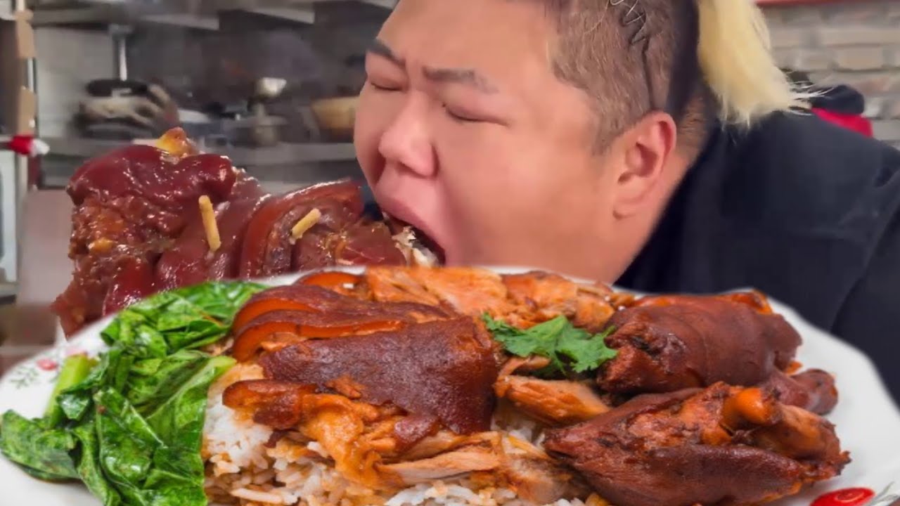 Monkey King eats a giant pork knuckle rice! He's devouring the rice with the huge pork knuckle!