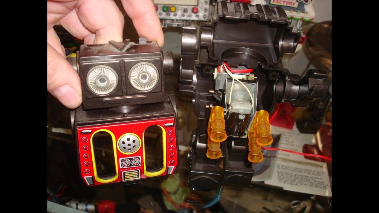1977 Super Space Attacker robot. Made in Japan. Inside and Demo.