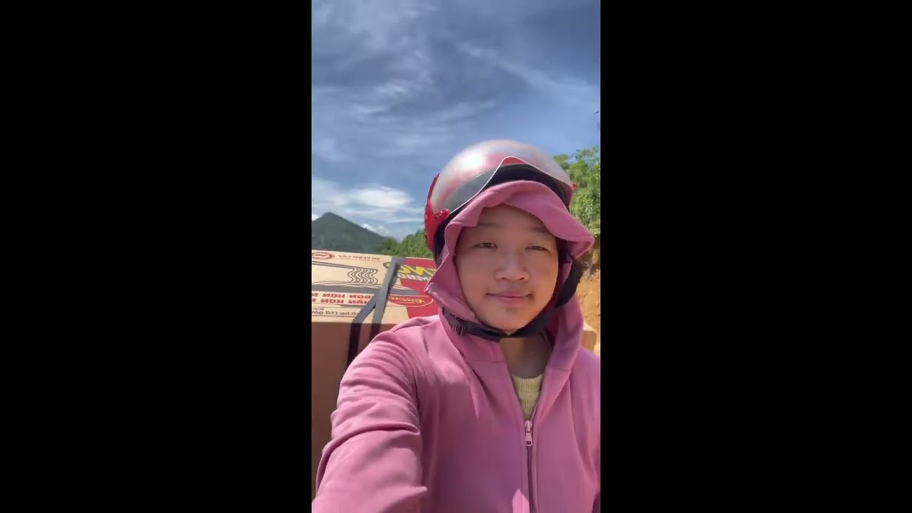 Vlog: Một ngày đi đường vào nhà và làm mỳ