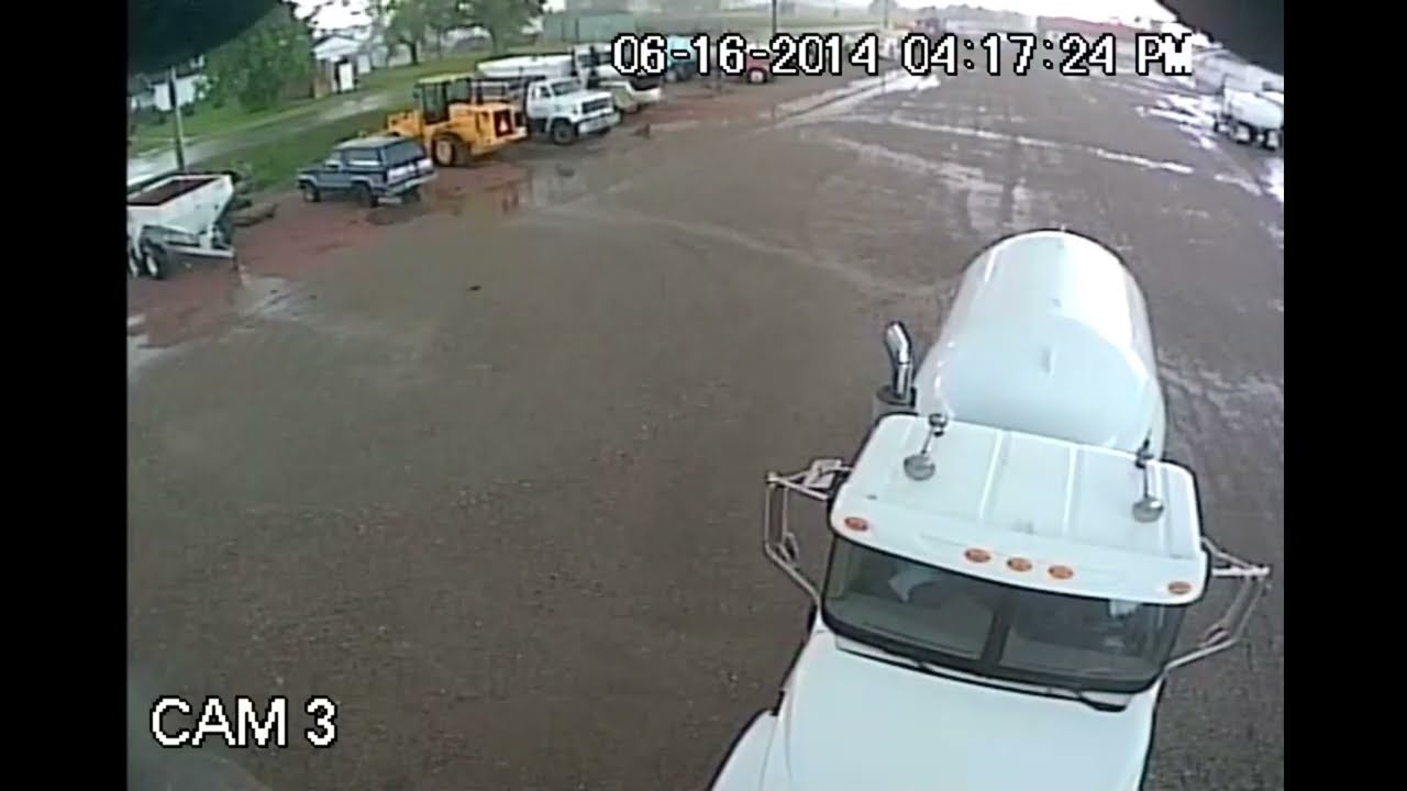 Tornado EF4 uderza w Pilger w Nebrasce &ndash; 16 czerwca 2014 r., nagrania z monitoringu [wiele ujęć]