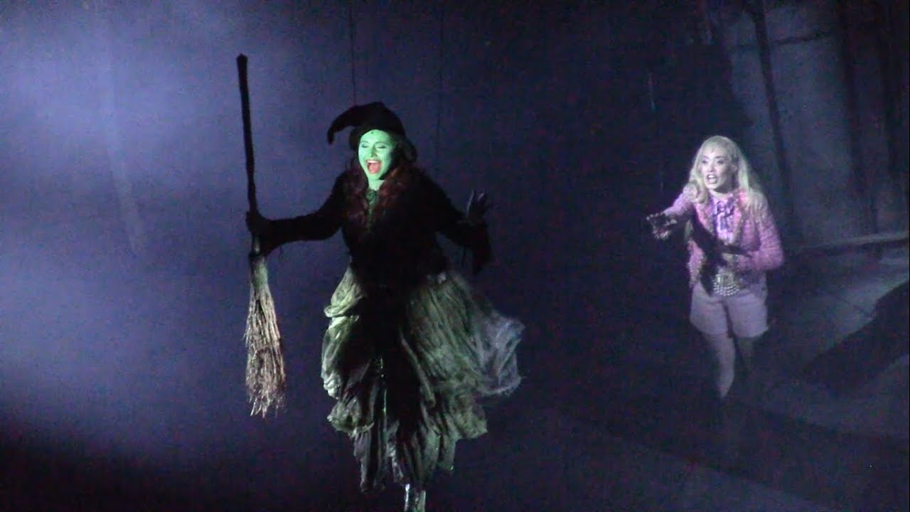 Vajen van den Bosch FREI UND SCHWERELOS | Wicked das musical