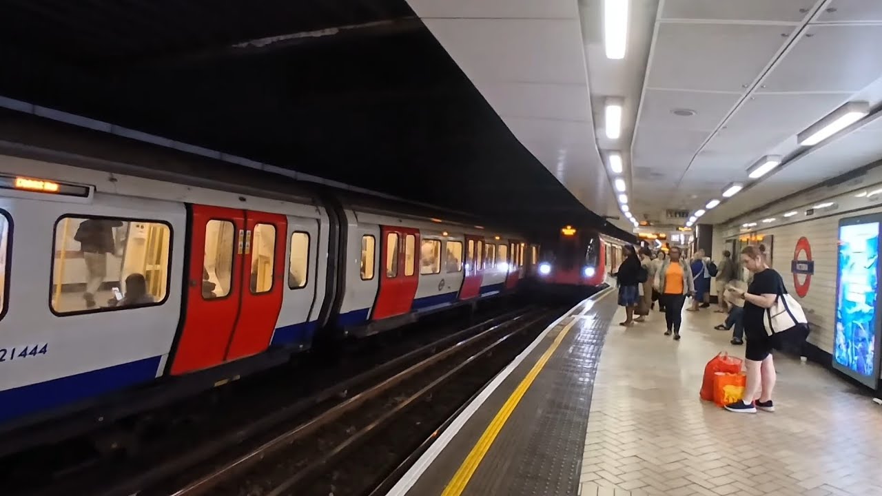 Circle District And Victoria Lines Trainspotting Rush Hour At Victoria #train #london #transport.