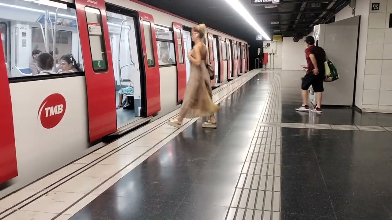 Metro Barcelona L1 Fondo (TMB) 6000 también de 2da generación y 8000