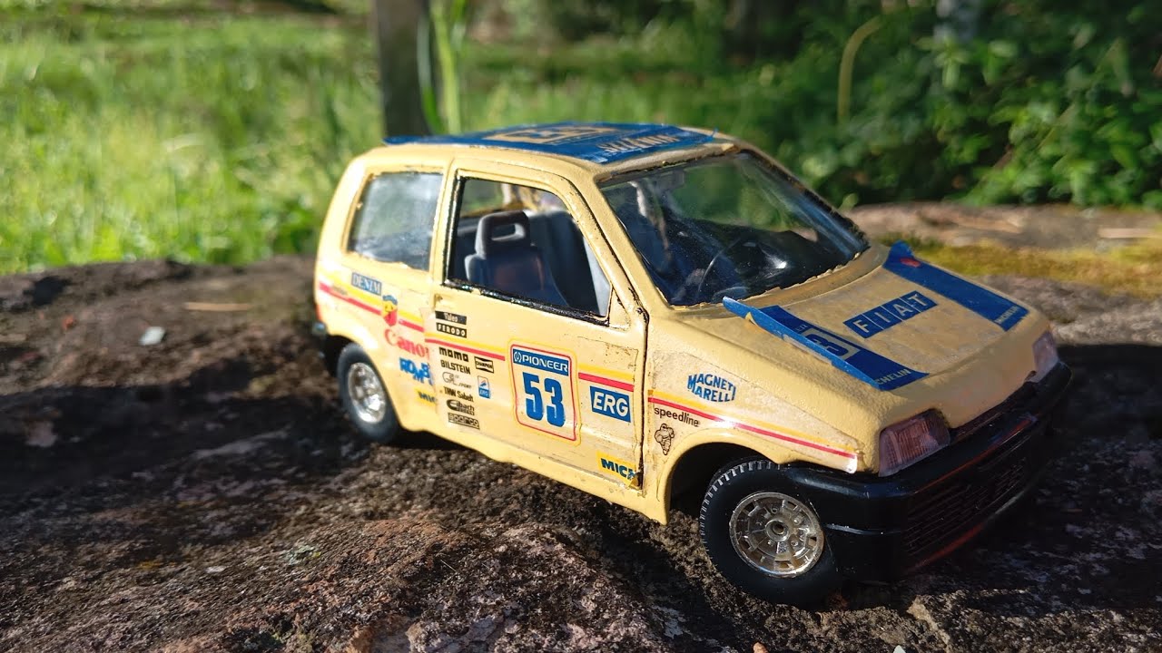 Miniatura do Fiat cinquecento 1/24 Burago mostrando detalhes