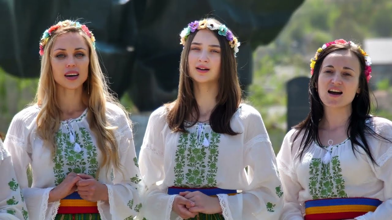 Ansamblul Folcloric Sanzienele com Hrusova Hulubul Pacii (Cover)