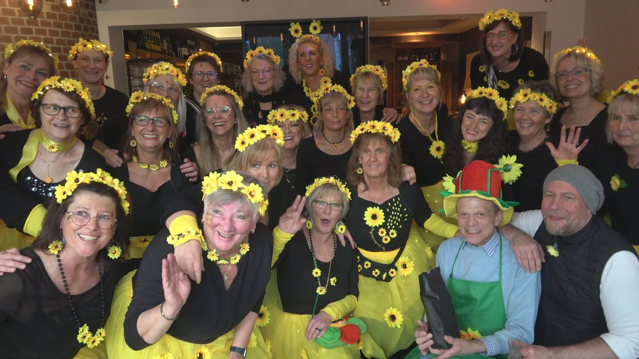 Weiberfastnacht 25 Teil 2 -  Die Westumer Frauen feiern bei Albert