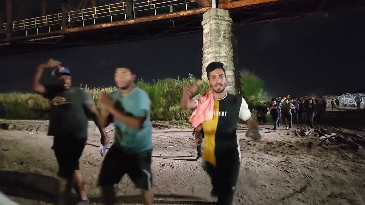 Migrants arrive at the border in Eagle Pass, Texas