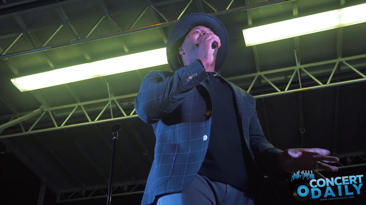 Eric Roberson performs 
