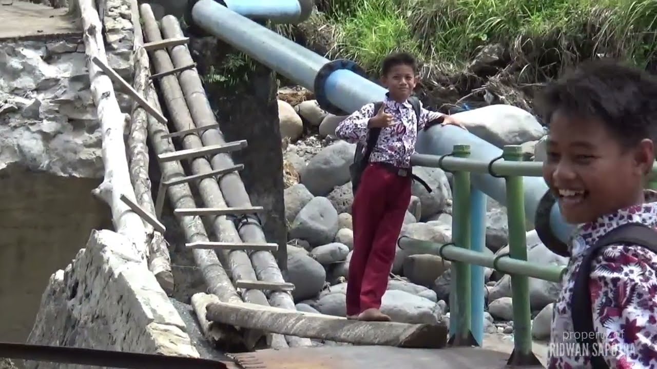 BIKIN GEMETARAN MELALUI JEMBATAN KALAWI PAUH