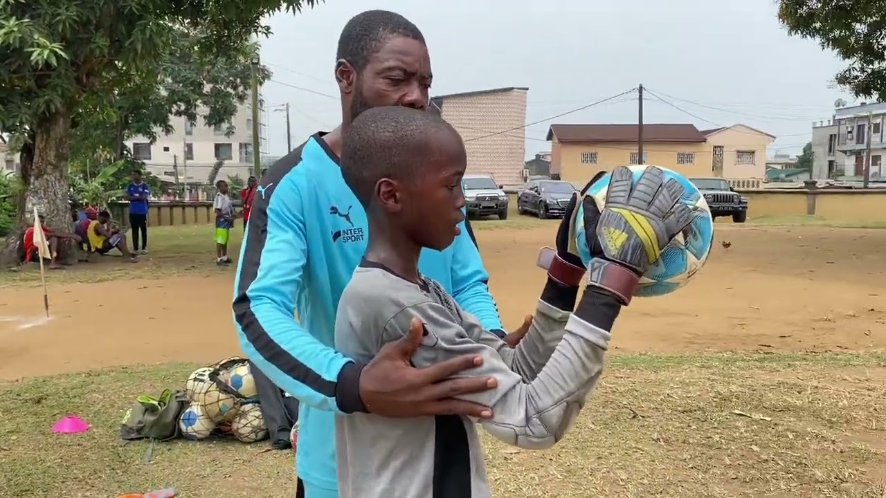Révision des bases du gardien 🧤 | Travail à la main avec le jeune Ngauss