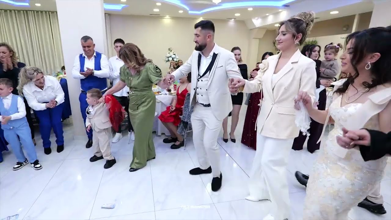 I zoti shtëpis hap vallen në ditëlindjen e nipit ( Familja Uruçi ) - Saimir Ahmeti & Ardit Muça
