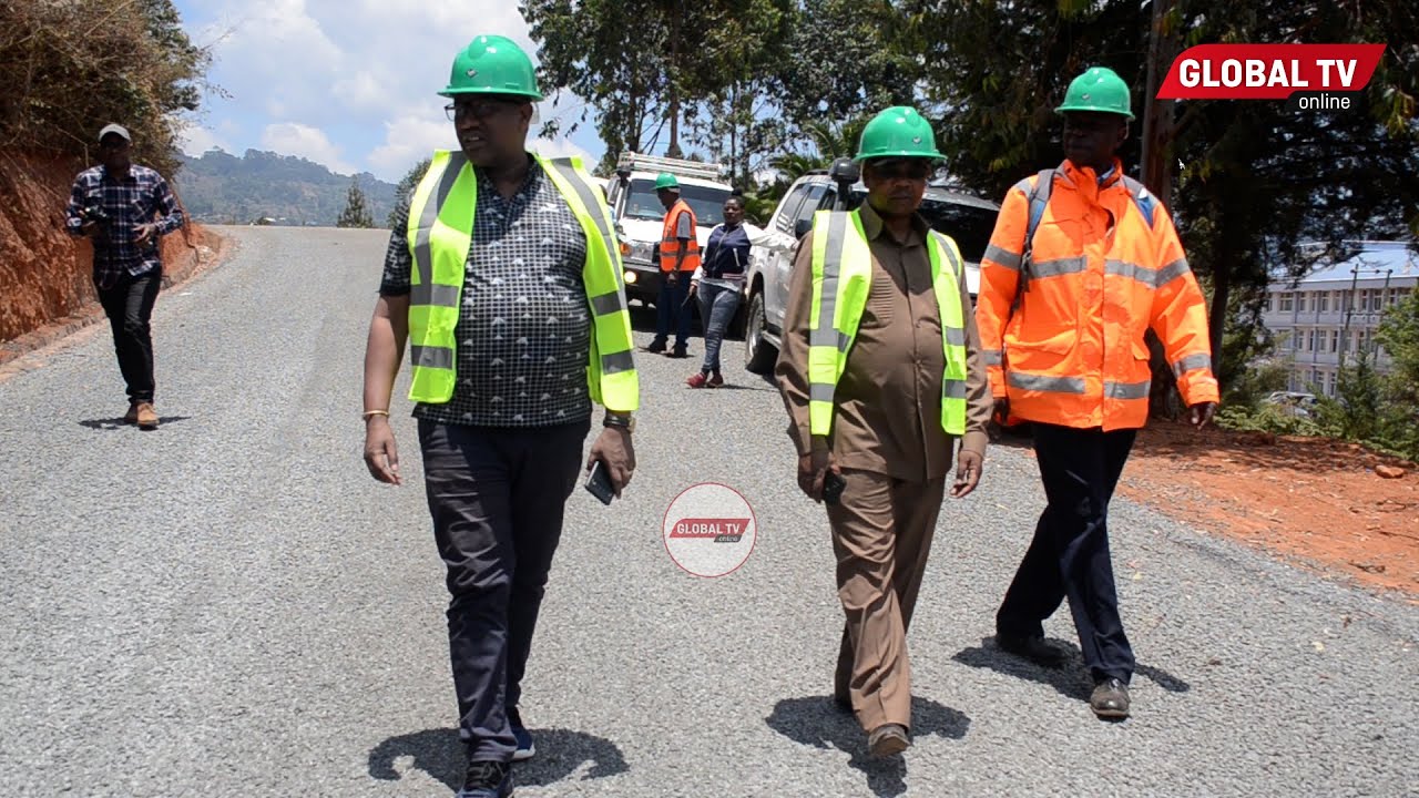 DC LUSHOTO AMTIMUA MKANDARASI SITE,KWA KUCHELEWESHA BARABARA NA KUJENGA CHINI YA KIWANGO NI YA MLALO
