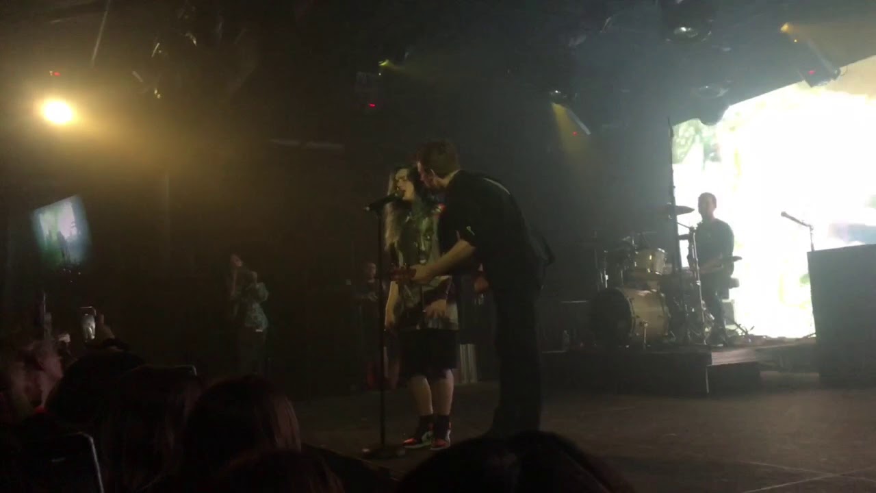 Billie Eilish- Hostage ( live in Hawaii)