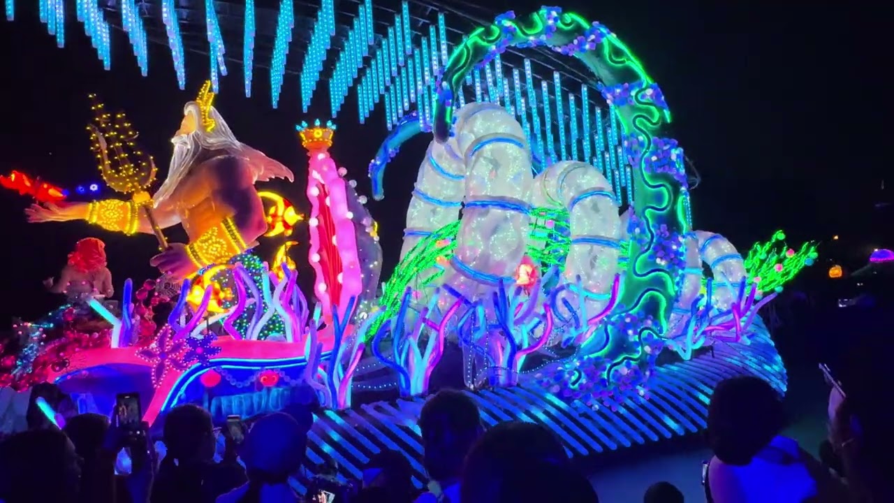Paint the night away parade at Disneyland!!!#Disneyland #DisneylandPantherNightParade #Lights #fyp ￼