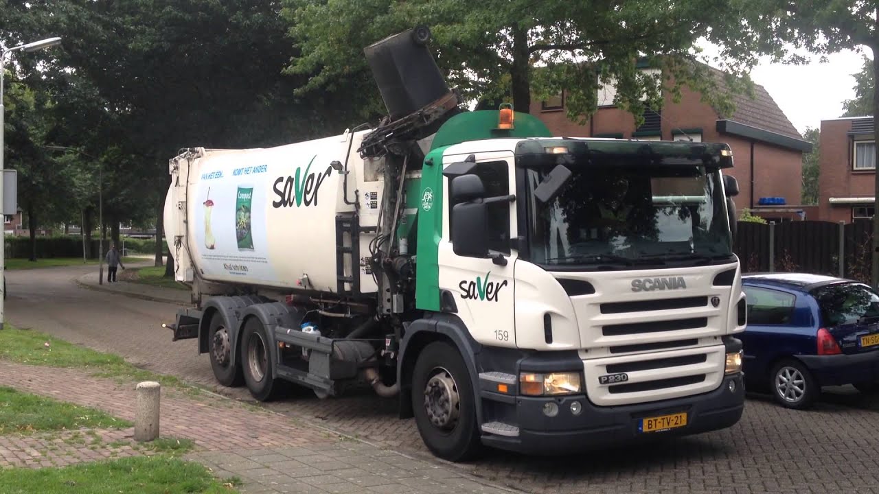 Vuilniswagen met robotarm leegt restafval container (Diftar)