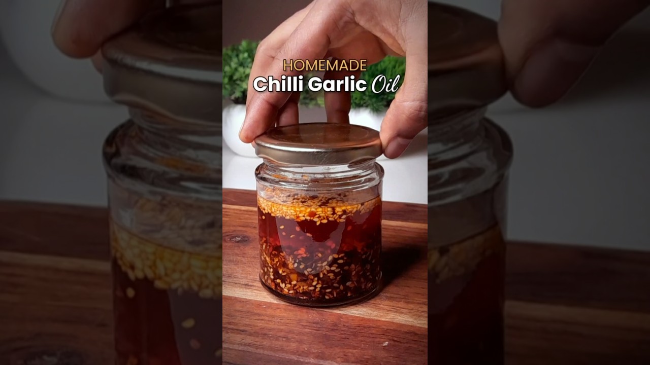 CHILLI GARLIC OIL | HOMEMADE CHILLI OIL #recipe #chillioil #shorts