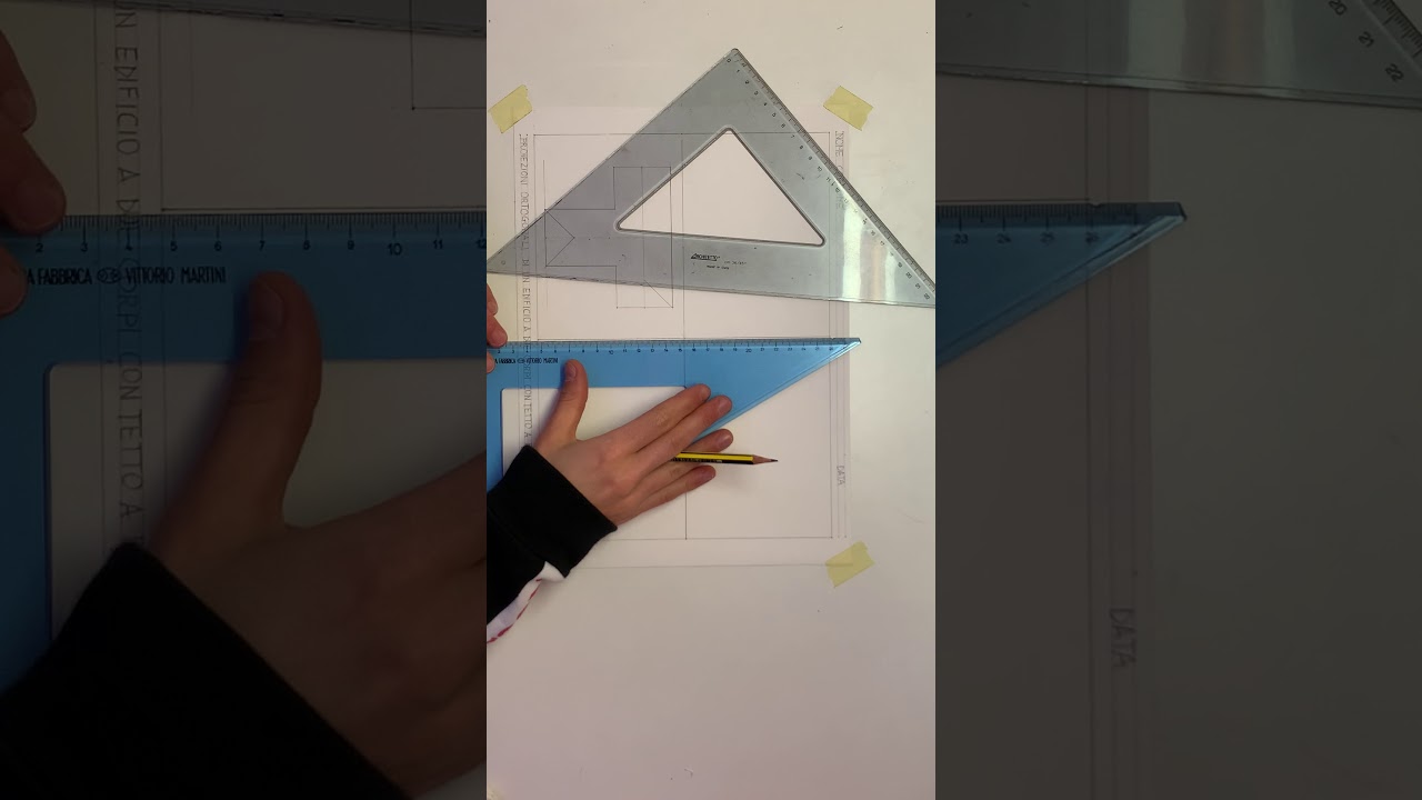 Proiezioni ortogonali di un edificio a due corpi con tetto a padiglione