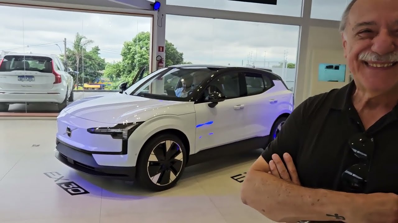 Emilio Camanzi conhecendo o Volvo EX30 e mais detalhes do SUV - React