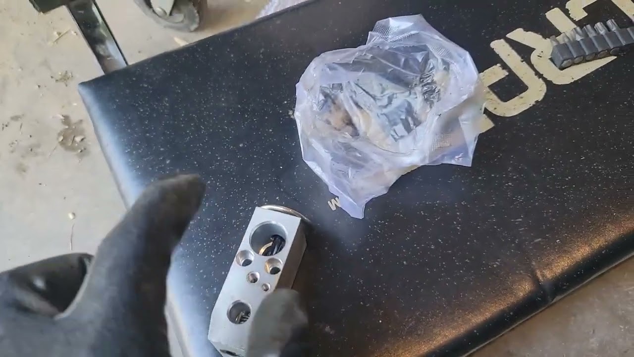 como reemplazar válvula de expansión en mi vehículo Nissan, para aire acondicionado