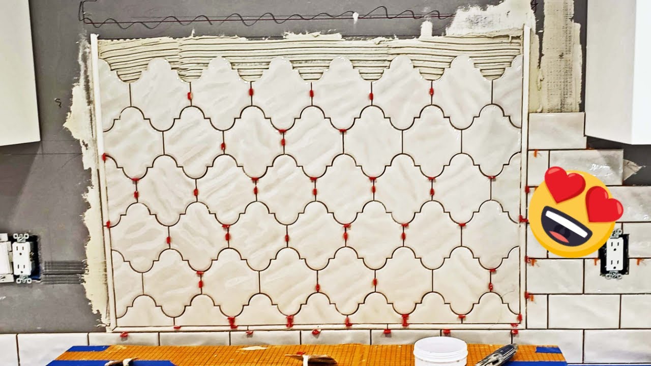 😍Subway ceramic tile backsplash with arabesque feature including a pencil liner