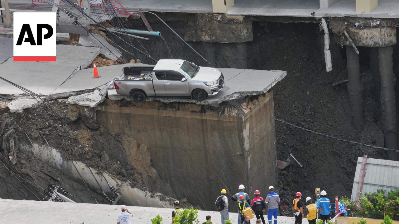 Giant sinkhole opens up in Bangkok street